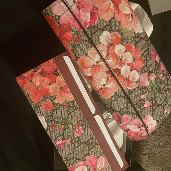 🍒Gucci GG supreme canvas cherry wallet🍒 Overall in very  Gucci GG Supreme Blooms Continental Wallet with Card Holder in Red
